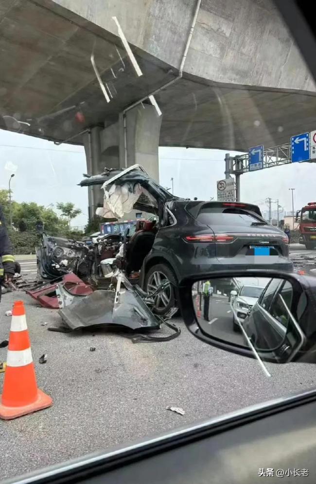宁波一保时捷发生严重车祸 车辆碎片散落，人员伤亡不明