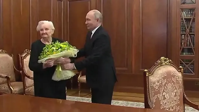 普京向自己91岁的中学老师献花