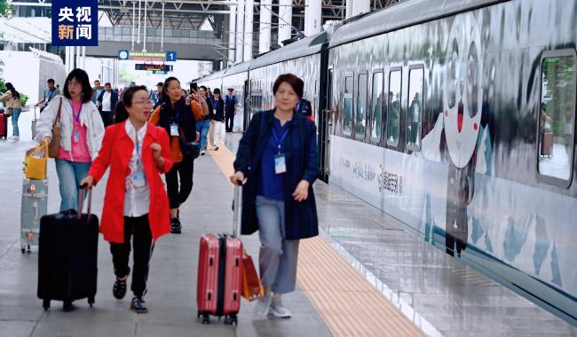 西南地区首趟！中老两国旅游列车“熊猫专列”开行