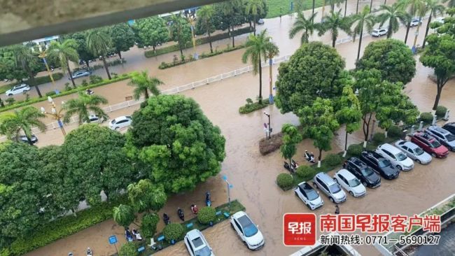 广西南宁强降雨多地内涝 各方救援 紧急排水保畅通