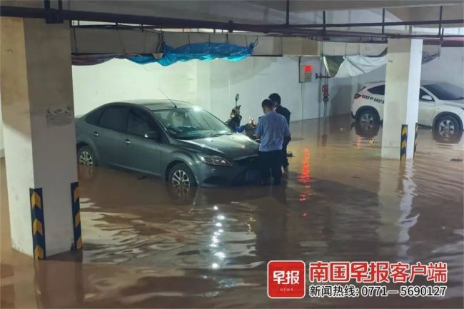 广西南宁强降雨多地内涝 各方救援 紧急排水保畅通