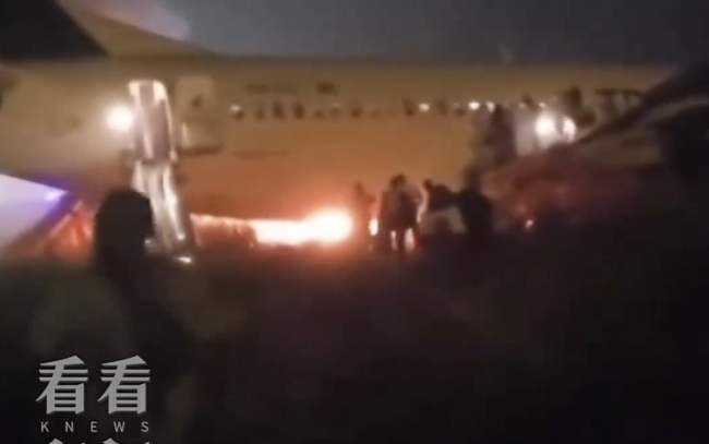 一波音飞机冲出跑道 机上有78人！ 11人伤，机场关闭调查中