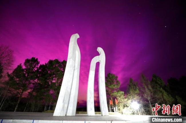 乘客在飞机上拍下紫色极光 震撼罕见夜空奇观_新闻频道_中华网