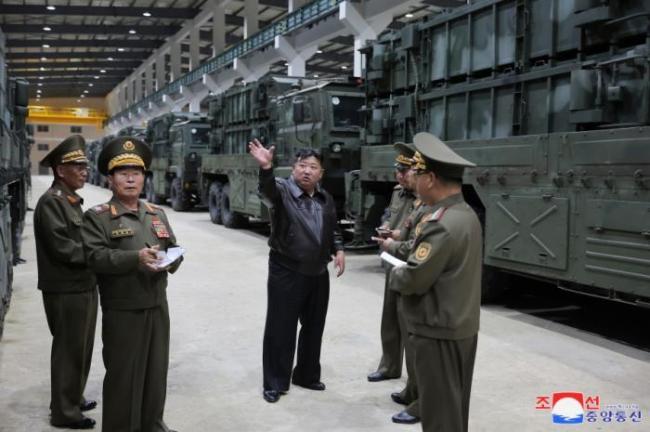 朝中社：金正恩视察朝鲜重要武器装备生产情况（图）