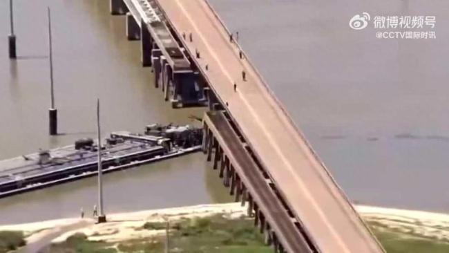 得州一大桥遭驳船撞击 石油泄漏致水域封闭