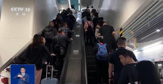 成都地铁：不提倡乘扶梯左行右立