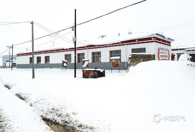 青海玉树曲麻莱县5月飞雪 最大积雪深度达14厘米