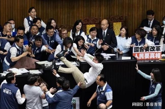 台湾蓝白营为修改法案与绿营发生群殴，5人送医，有女议员被袭臀