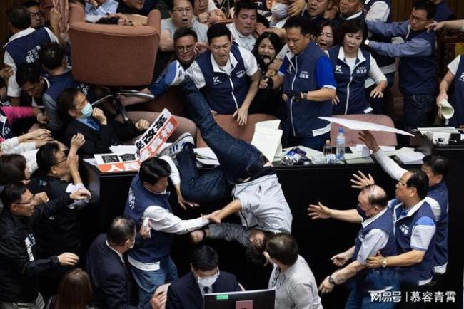 台湾蓝白营为修改法案与绿营发生群殴，5人送医，有女议员被袭臀
