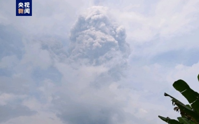 印尼伊布火山发生喷发 火山灰柱高达5000米