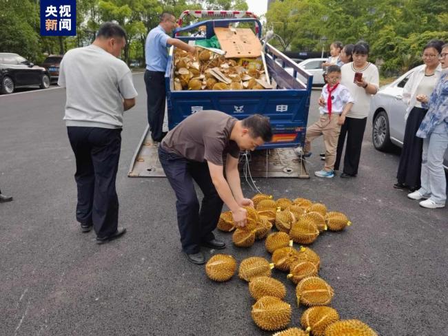 交警摆摊卖榴莲？背后原因好暖心