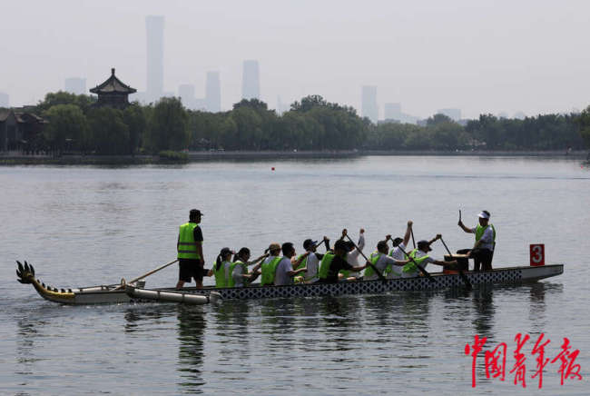 什刹海上赛龙舟 弘扬传统迎端午 300健儿同海竞技