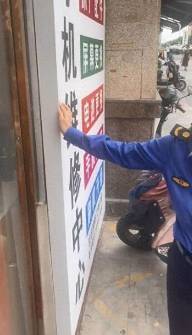 城管回应要求商家整改被怼吃得太饱广告牌之争引热议