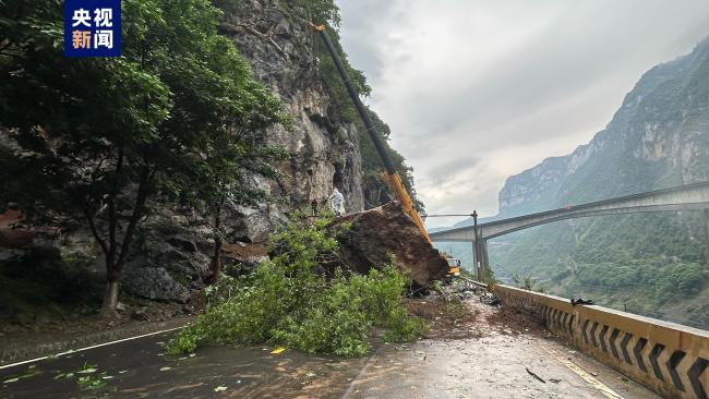 国道319重庆武隆段发生山体垮塌 道路中断