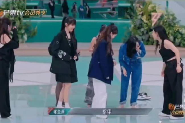 没人告诉孙夏铃要脱鞋吗？袜子破洞成焦点