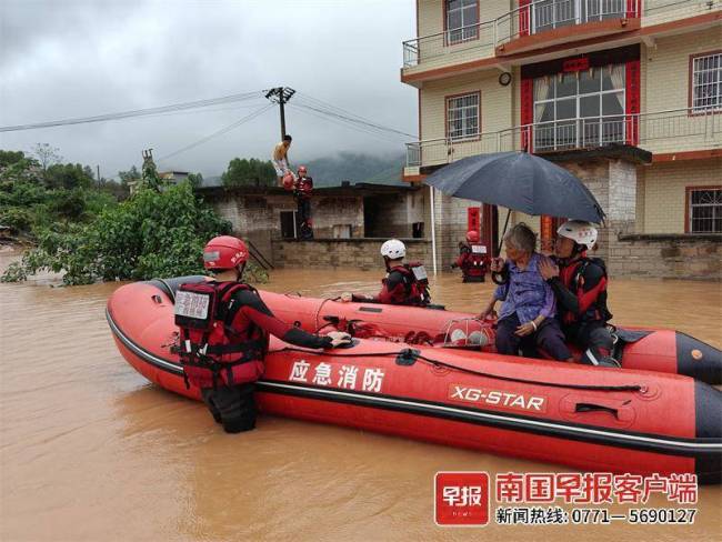 广西一地突发山洪消防紧急转移群众 13名被困者获救