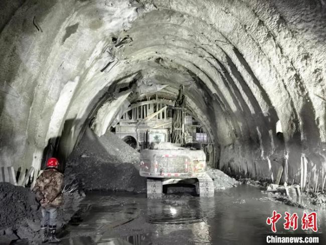 青海一在建隧道发生塌方 3人失联 救援行动紧急展开