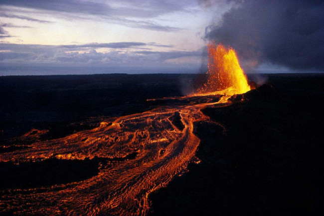 火山喷发带来的有毒气体和高温岩浆流动都可能对人身安全构成威胁