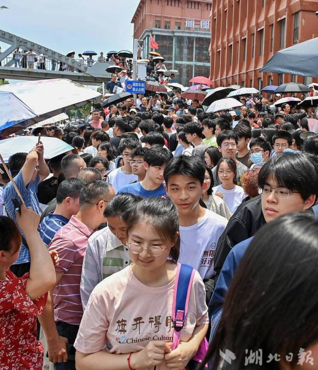 各地考生冲出考场瞬间 自信满满展笑颜