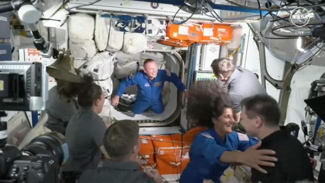 两名宇航员进入空间站（NASA图）