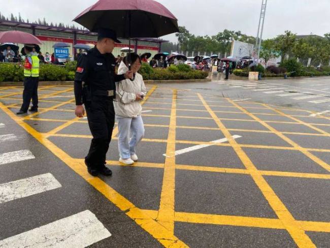 考生花式出状况 民警出招化解难关 雨中护航显温情