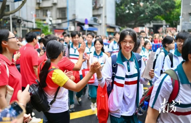 姥姥给高考外孙女送向日葵跑错考点 温馨送考情满场