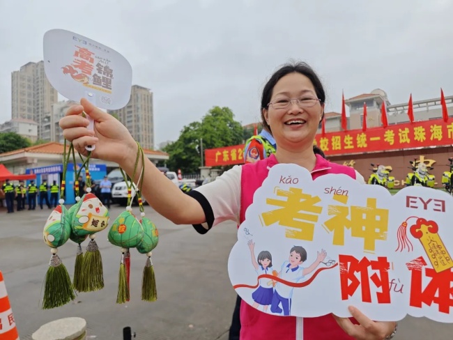 姥姥给高考外孙女送向日葵跑错考点 温馨送考情满场