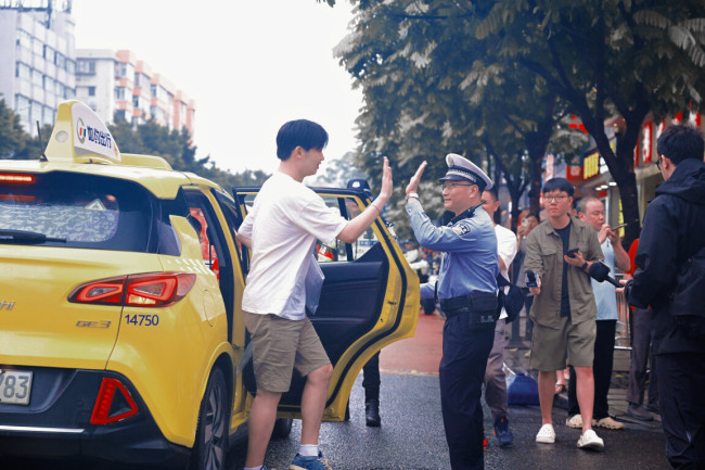 姥姥给高考外孙女送向日葵跑错考点 温馨送考情满场