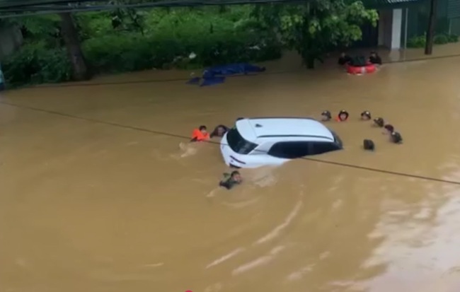越南河江市遭洪水侵袭 部分地区水深超过两米
