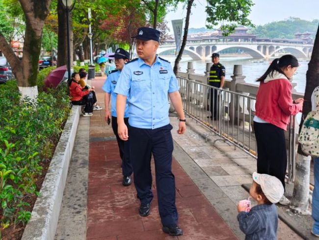 龙舟赛安保现场小朋友喂民警吃粽子 温情一幕暖人心