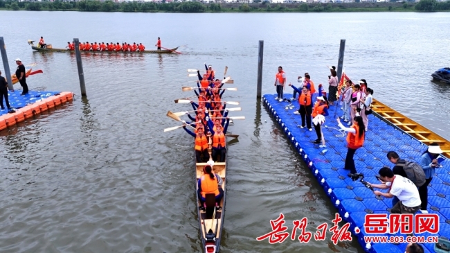 广州女子龙舟队与男队同场竞技