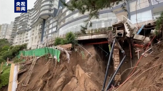 智利暴雨引发山体滑坡 一公寓楼濒临倒塌