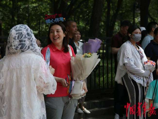 北京高考落幕 鲜花与亲情相伴迎接考生