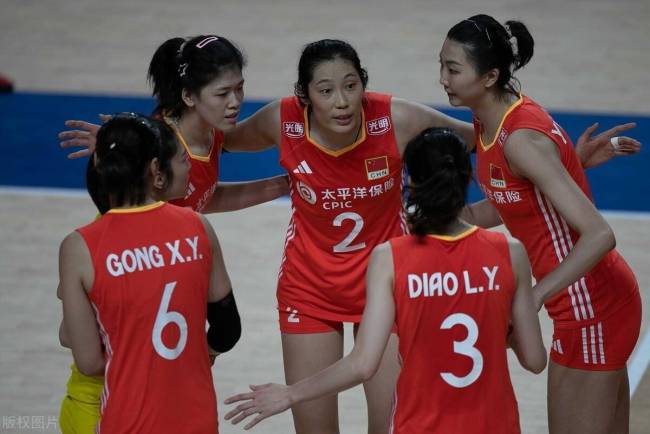 中国女排3-0不足喜，央视3次提到朱婷，指出球队2问题，蔡斌当心 朱婷融入成关键