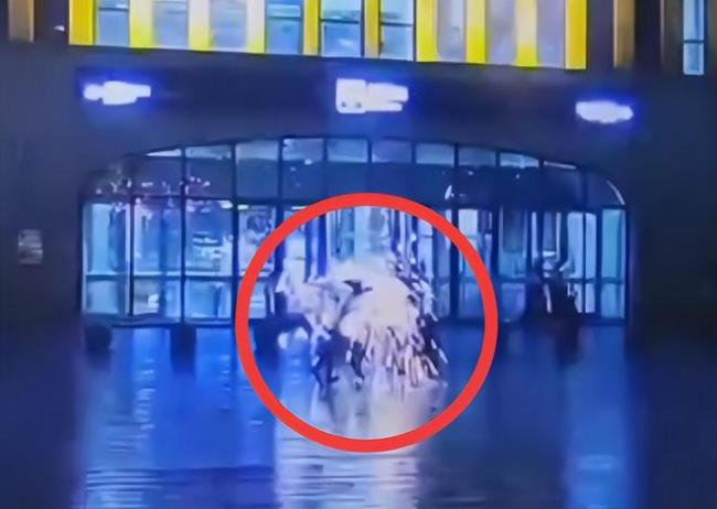 锦州北站2名撑伞男子遭遇雷击 幸存无生命危险