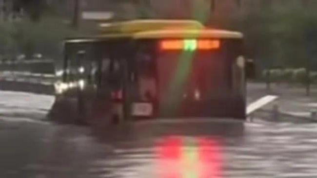 哈尔滨暴雨公交车变“公交船” 网友直呼“水上巴士”