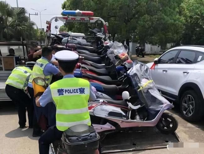 郑州查处电动车摩托车交通违法 为期两月专项治理行动展开