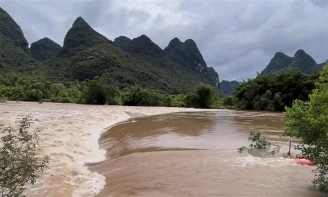 桂林暴雨致遇龙河水位突涨1米多 居民紧急疏散