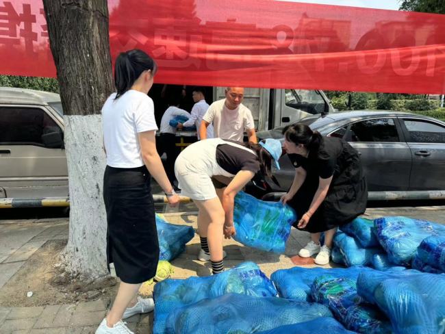 河南人4小时买空2万斤“车祸”包菜 爱心汇聚的力量