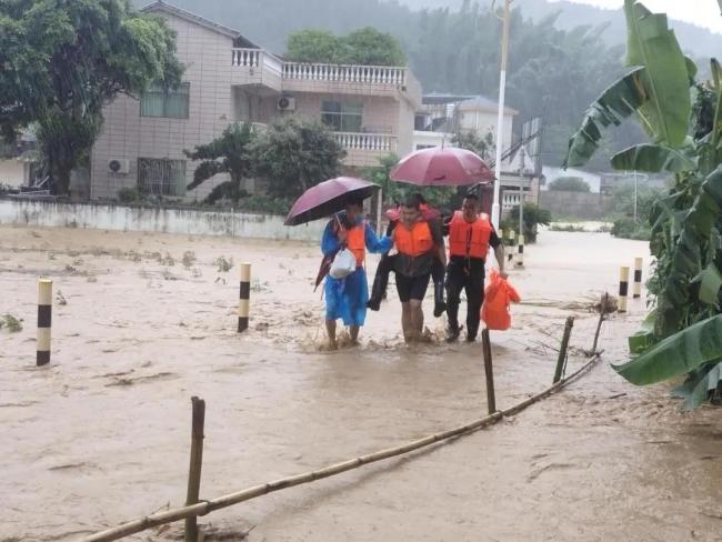 梅州人实拍洪水后房屋一片狼藉 救援力量紧急行动