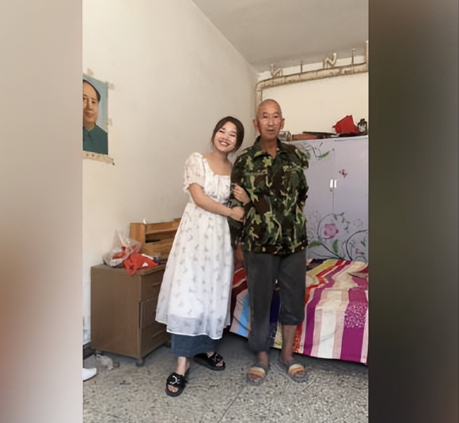 70多岁父亲赶集给女儿买连衣裙！