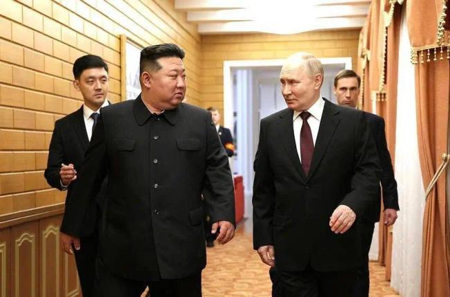 普京与金正恩正式会晤仪式在平壤举行