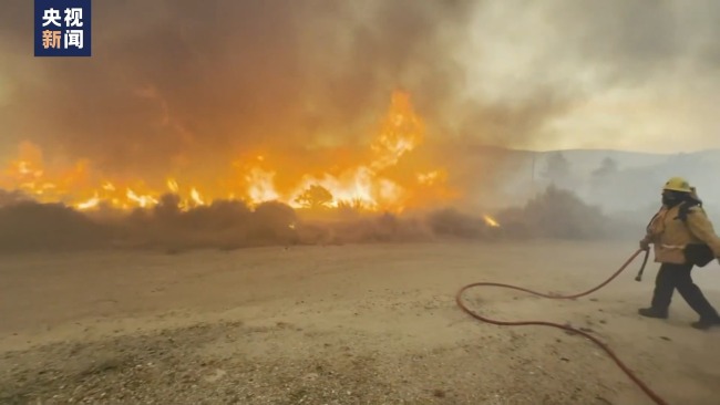 美国新墨西哥州山火持续 数千人紧急疏散