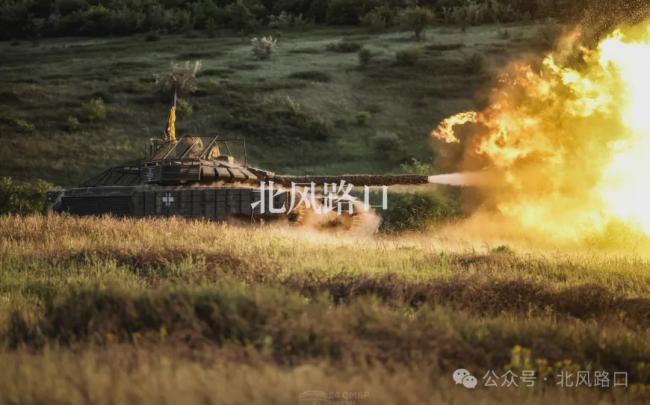 乌士兵驾驶乌军坦克抵达俄阵地:双手背扣被俄军带走 已申请俄国籍