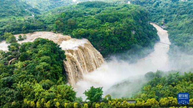 贵州黄果树瀑布迎来2024年最大水量 壮观景象引游客热潮