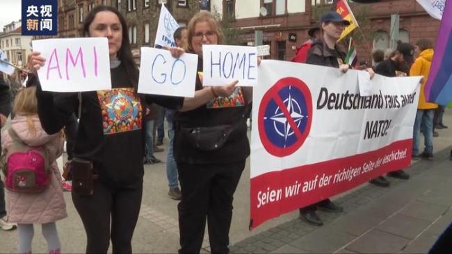 德国西南部城市举行反战游行：示威者高举俄罗斯国旗 反对北约军援乌克兰