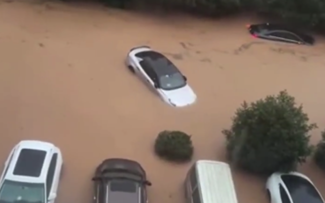 景德镇暴雨轿车漂浮水中被冲走 商铺被淹街道一片汪洋