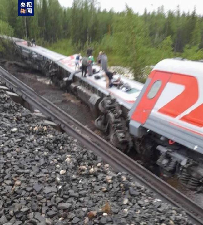 俄羅斯一列車9節車廂脫軌 已致約70人受傷