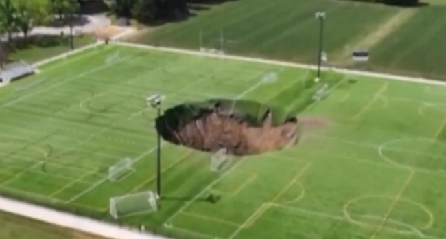 美伊利诺伊州一球场突然塌陷 暂无人员伤亡报告
