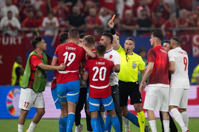 欧洲杯一球迷区发生争执 三人受伤